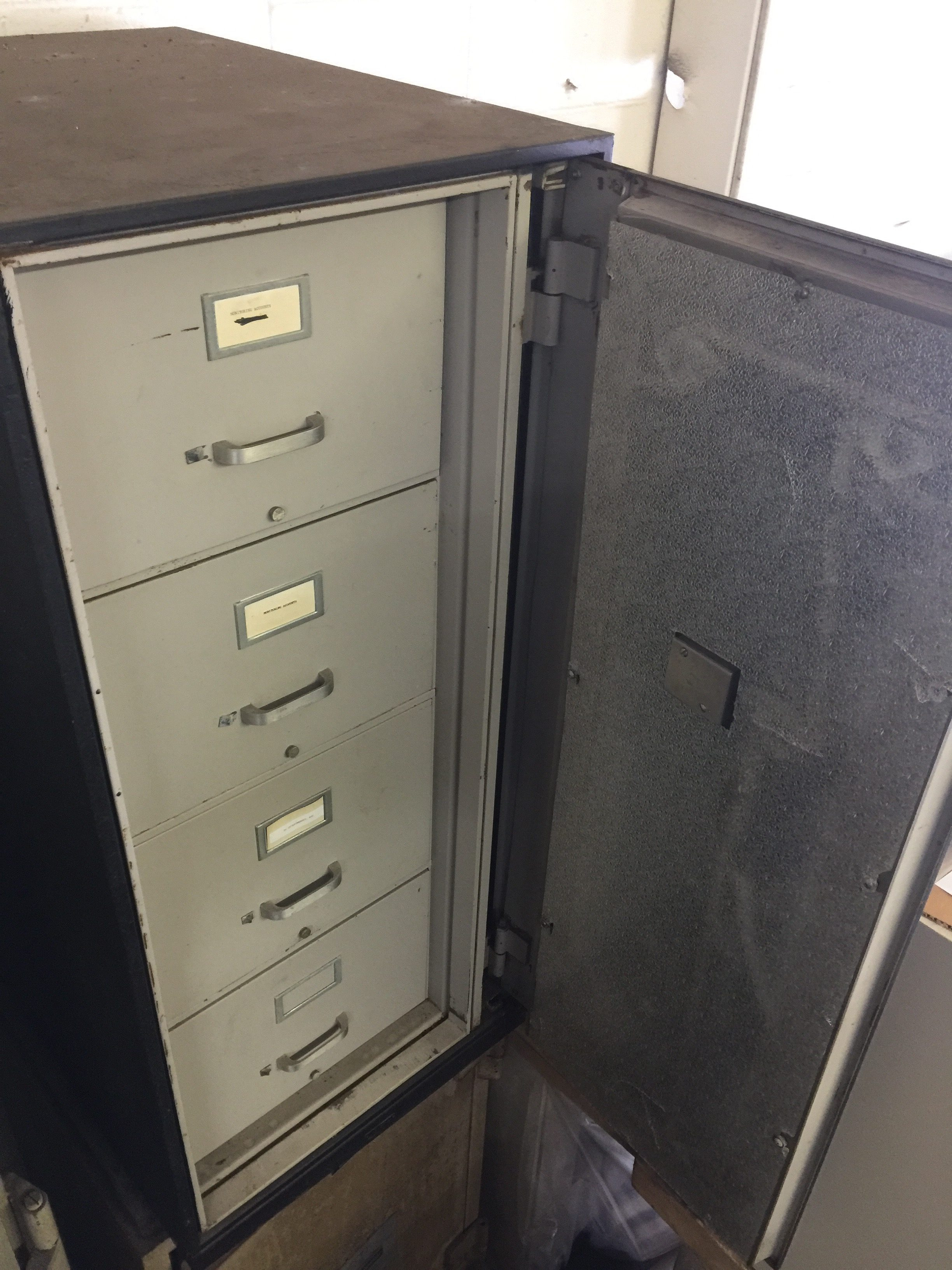 Mosler File Safe Financial Equipment in size 2448 X 3264