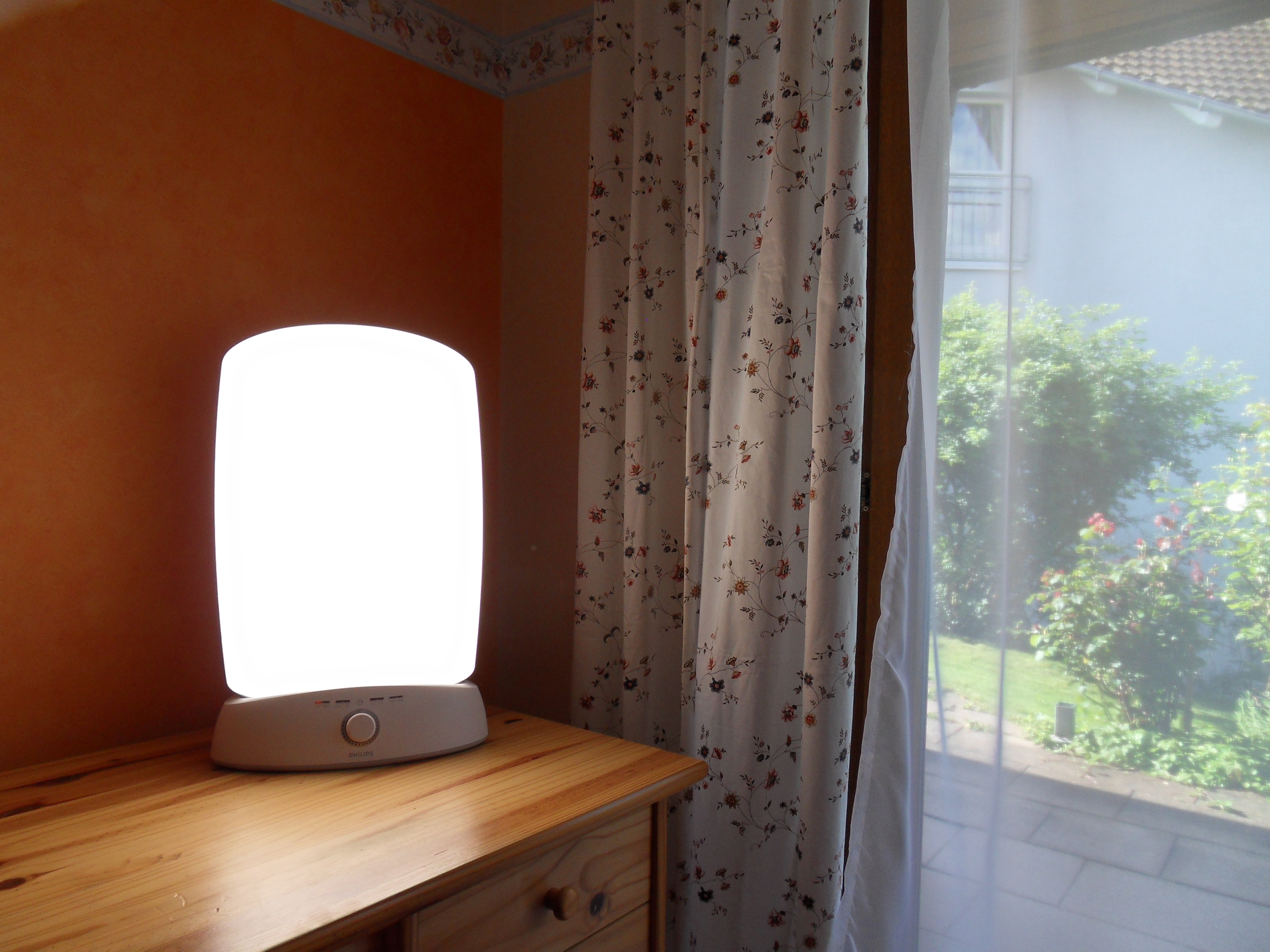 Dateilight Therapy Lamp And Sunlight Wikipedia throughout proportions 3648 X 2736