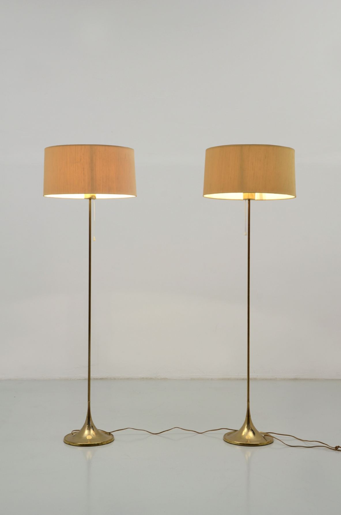 Vintage Floor Lamp In Brass in size 1183 X 1787