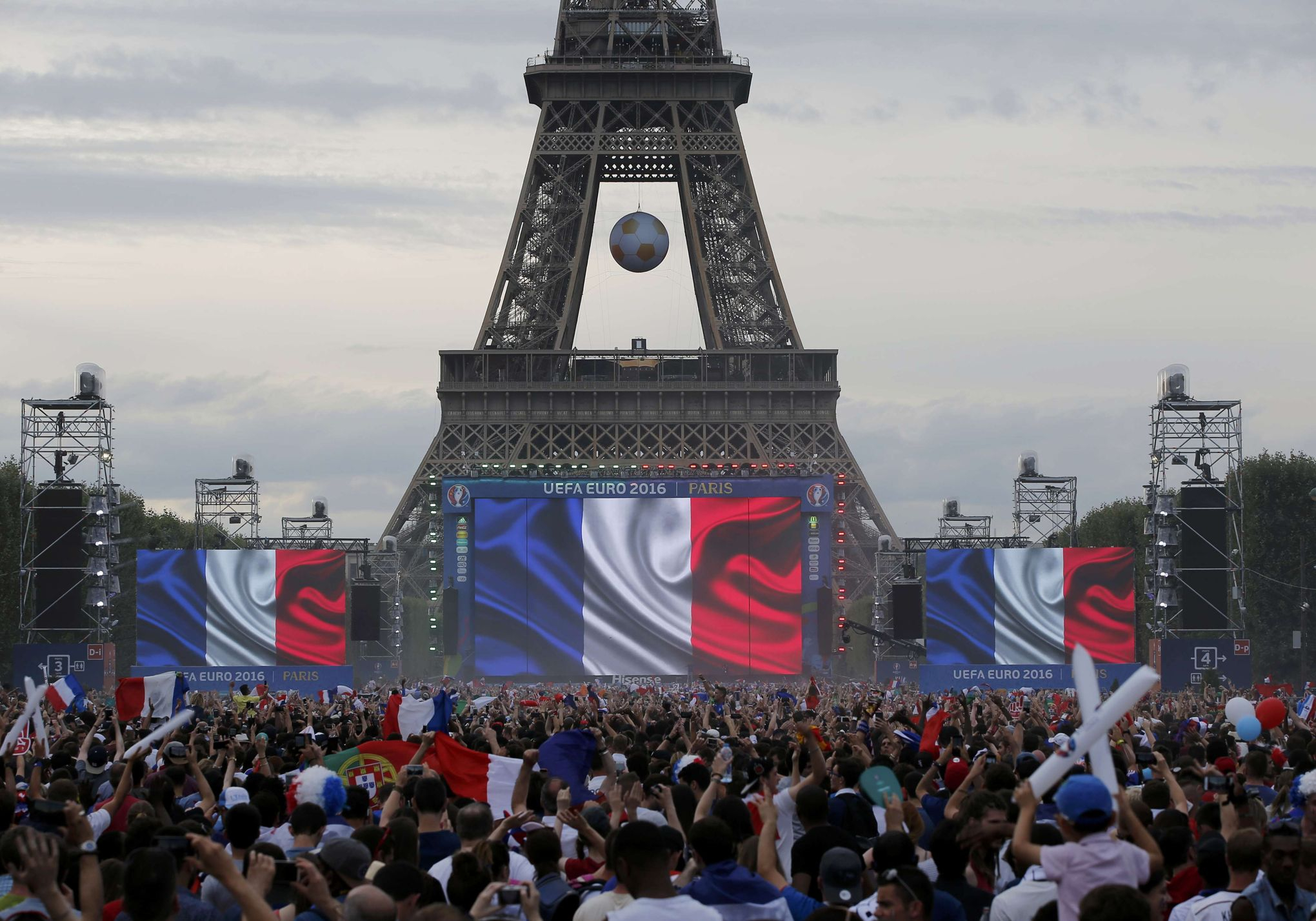 Coupe Du Monde 2018 Le Champ De Mars Attend 90000 Supporters Pour La Finale with proportions 2040 X 1427
