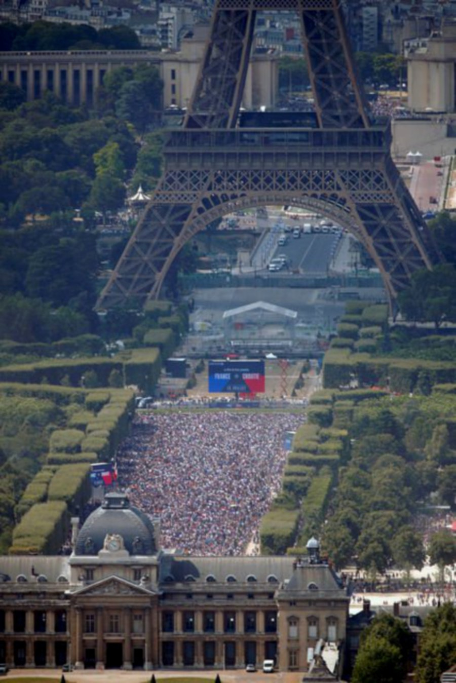 Soccer Paris Fanzone Fills With 90000 Willing Les Bleus throughout dimensions 900 X 1348